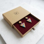 coffret en kraft avec boucles d'oreilles triangulaire