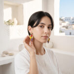 fille brune avec habit blanc et une paire de boucles d'oreilles