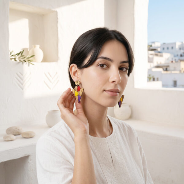 fille brune avec habit blanc et une paire de boucles d'oreilles