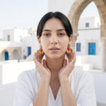 fille brune méditerranéenne avec des boucles d'oreilles